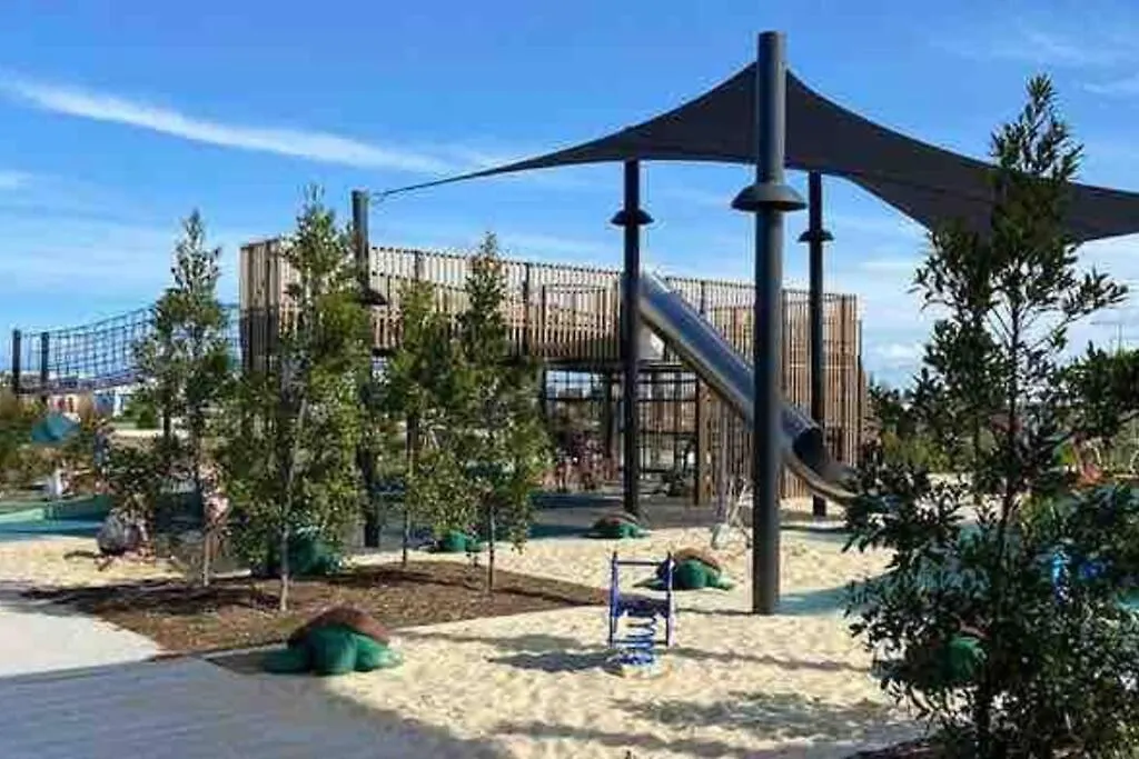 Ferienhaus Absolute Beach Front Home -Dogs, Surf, Relax, Bush Kawana Waters Australien