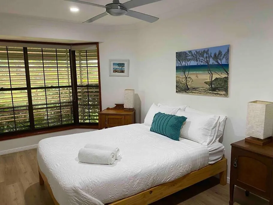 Dom wakacyjny Absolute Beach Front Home -Dogs, Surf, Relax, Bush Kawana Waters