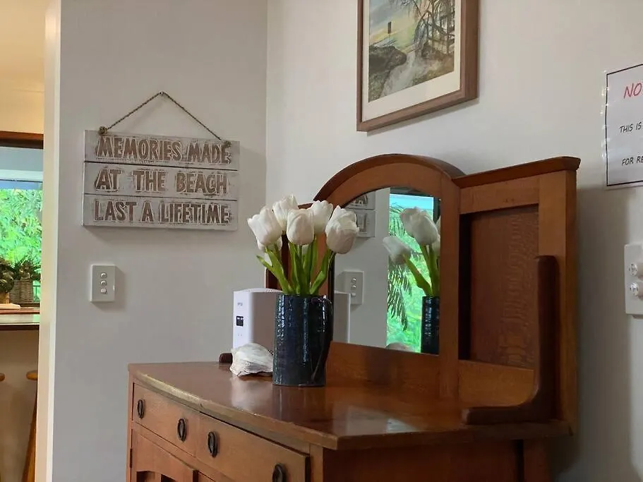 Absolute Beach Front Home -Dogs, Surf, Relax, Bush Kawana Waters 0*,