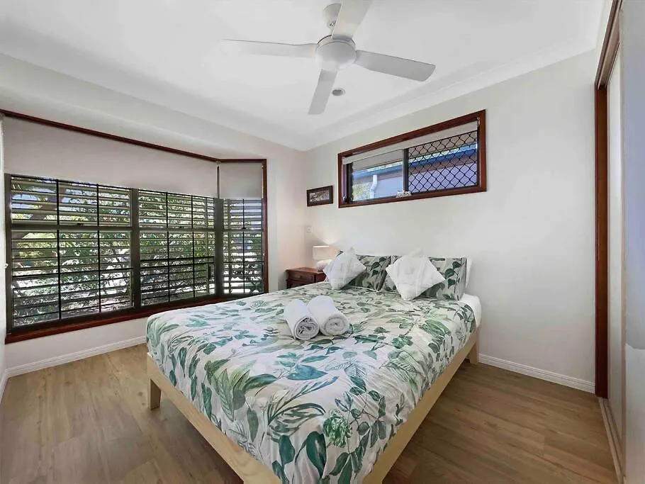 Absolute Beach Front Home -Dogs, Surf, Relax, Bush Kawana Waters Dom wakacyjny