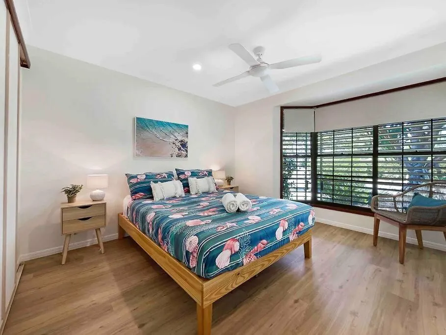 Dom wakacyjny Absolute Beach Front Home -Dogs, Surf, Relax, Bush Kawana Waters