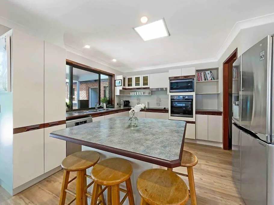Dom wakacyjny Absolute Beach Front Home -Dogs, Surf, Relax, Bush Kawana Waters Australia