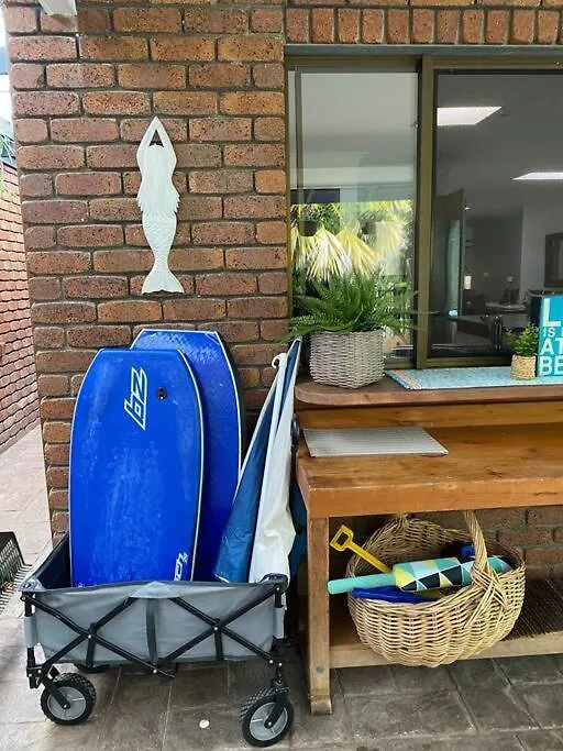 Absolute Beach Front Home -Dogs, Surf, Relax, Bush Kawana Waters 0*,