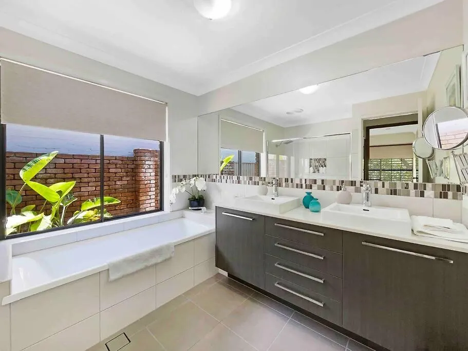 Absolute Beach Front Home -Dogs, Surf, Relax, Bush Kawana Waters Dom wakacyjny