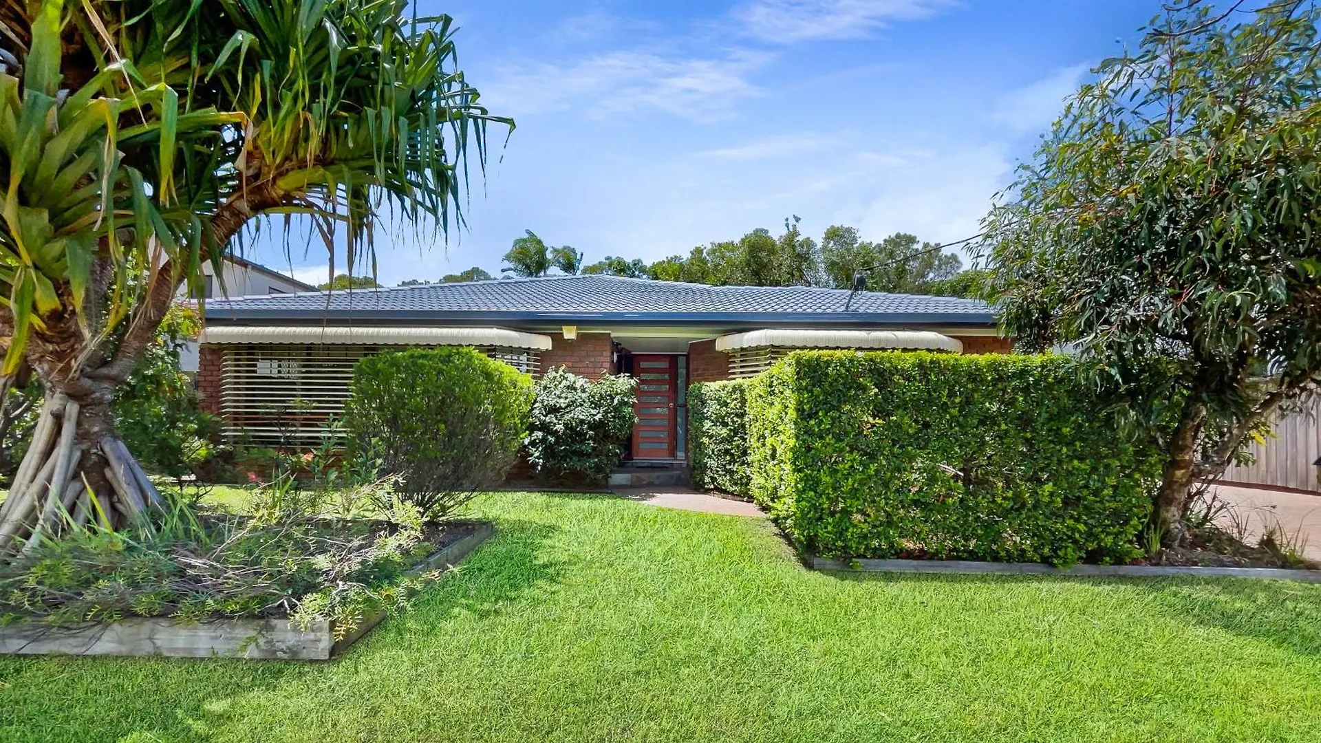 Absolute Beach Front Home -Dogs, Surf, Relax, Bush Kawana Waters
