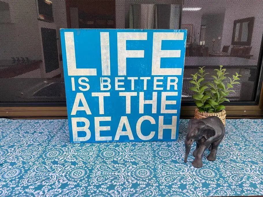 Absolute Beach Front Home -Dogs, Surf, Relax, Bush Kawana Waters Holiday home