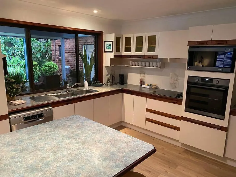 Holiday home Absolute Beach Front Home -Dogs, Surf, Relax, Bush Kawana Waters Australia