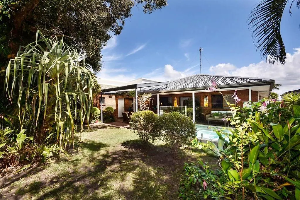 Holiday home Absolute Beach Front Home -Dogs, Surf, Relax, Bush Kawana Waters Australia