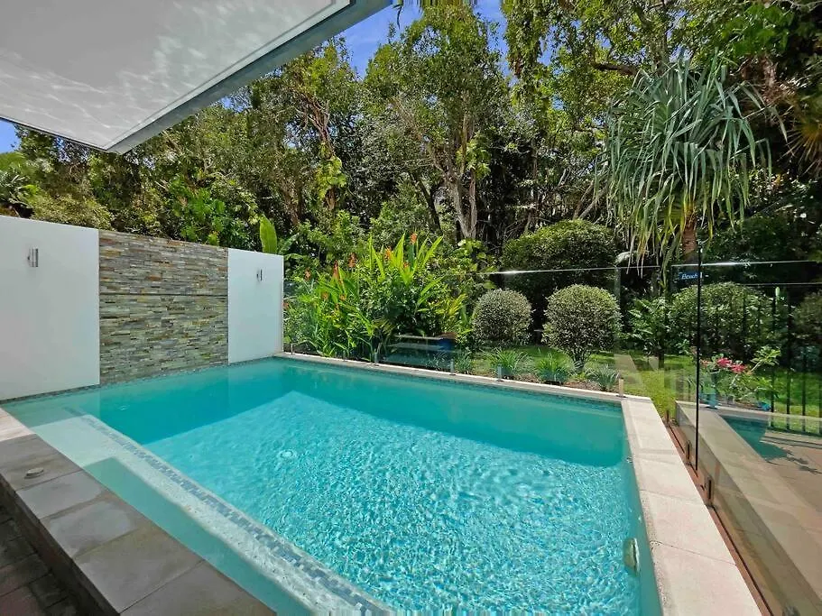 Absolute Beach Front Home -Dogs, Surf, Relax, Bush Kawana Waters 0*,  Australia