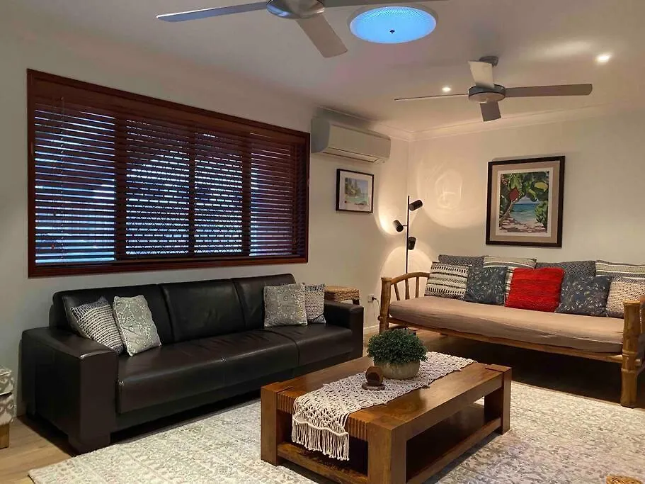 Holiday home Absolute Beach Front Home -Dogs, Surf, Relax, Bush Kawana Waters Australia