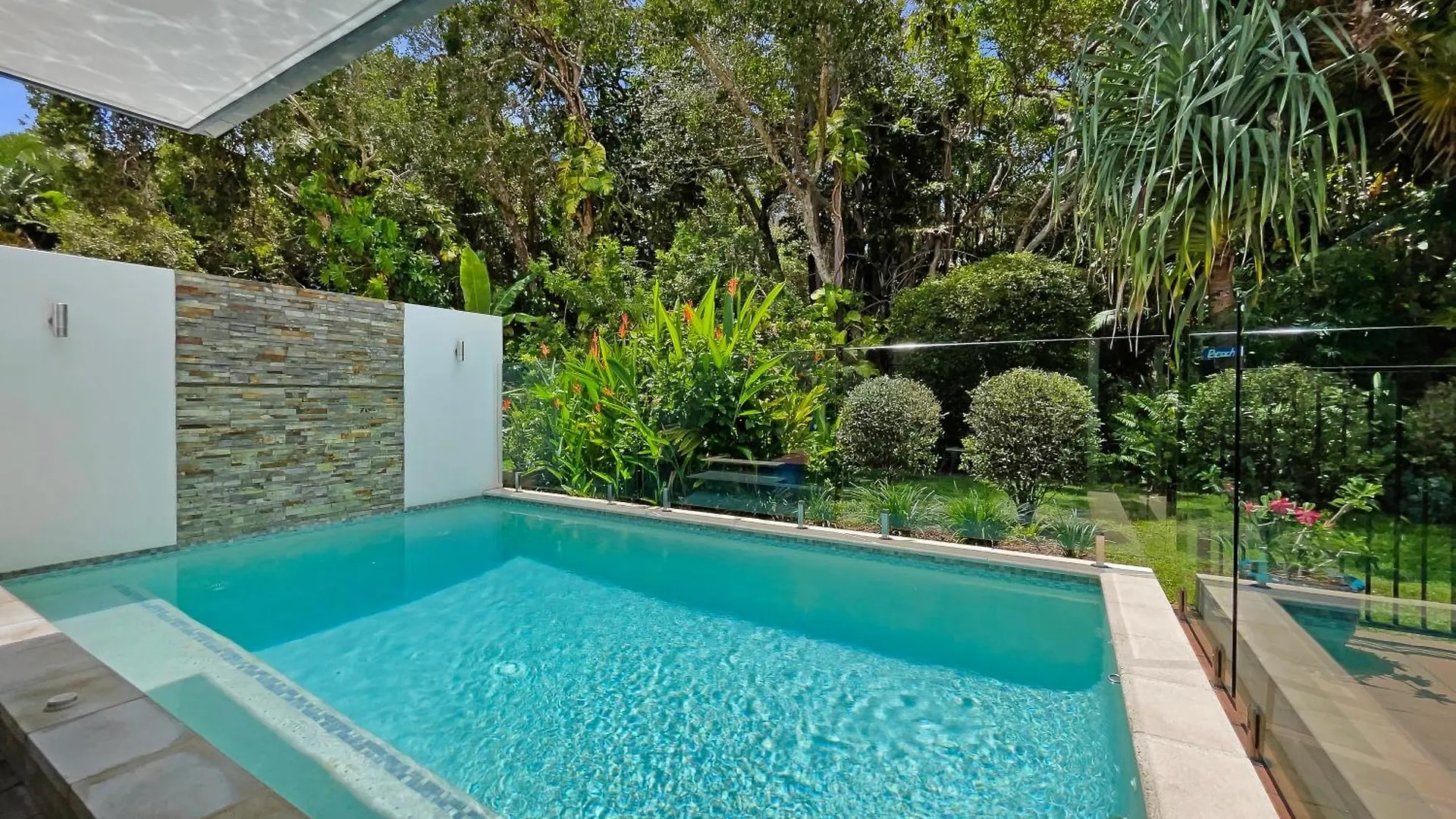 Absolute Beach Front Home -Dogs, Surf, Relax, Bush Kawana Waters Australia